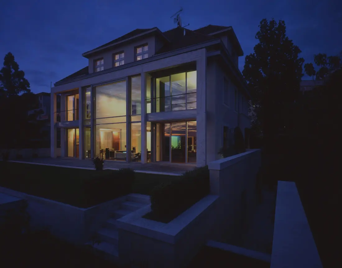 Maison moderne éclairée la nuit
